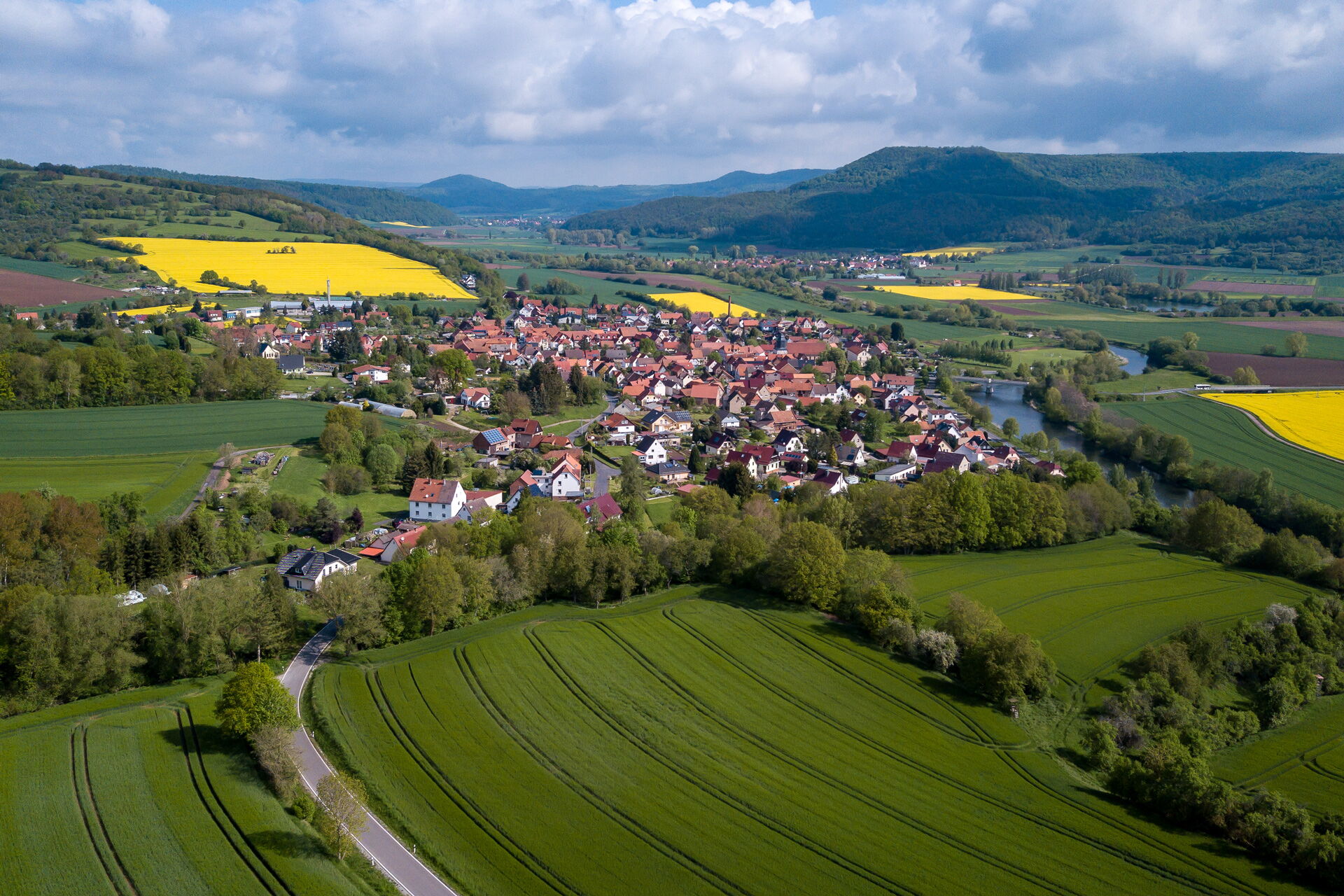 Blick auf Großburschla mit Werra aus der Vogelperspektive